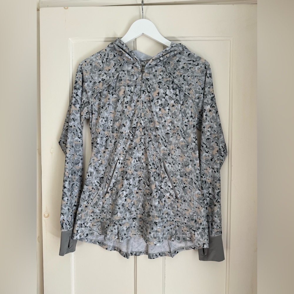 Lululemon | Lightened Up Pullover | Not So Petite Fleur Silver Spoon | Grey